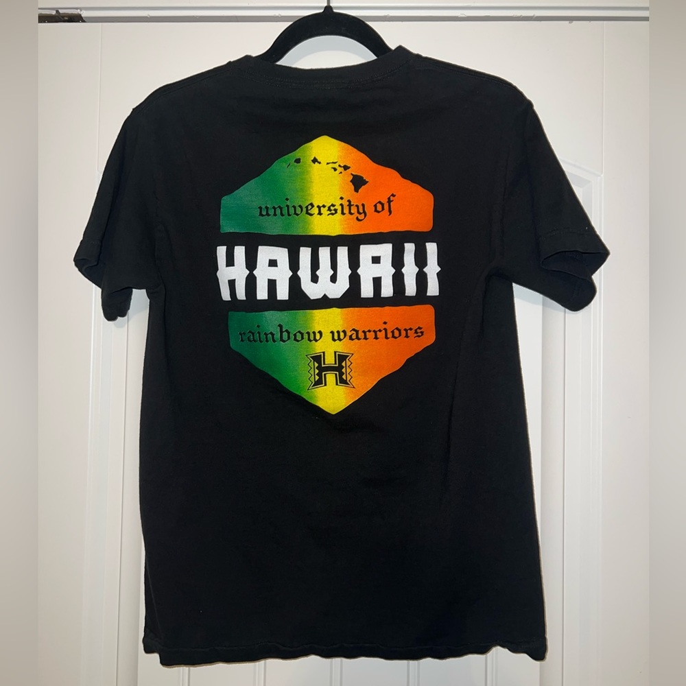 Black University of Hawaii graphic shirt